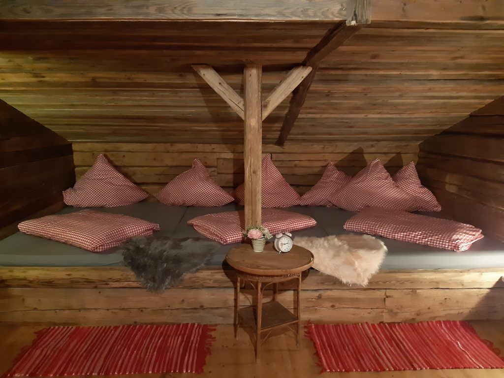 Schlafzimmer der Winklbauerhaisl Hütt’n mit uriger Holzverkleidung