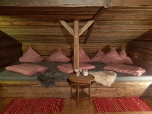 Schlafzimmer der Winklbauerhaisl Hütt’n mit uriger Holzverkleidung