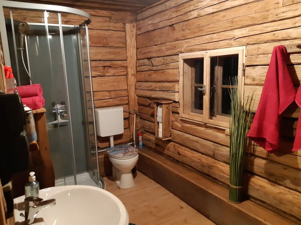 Bad mit Dusche und WC in der Selbstversorgerhütte Winklbauerhaisl