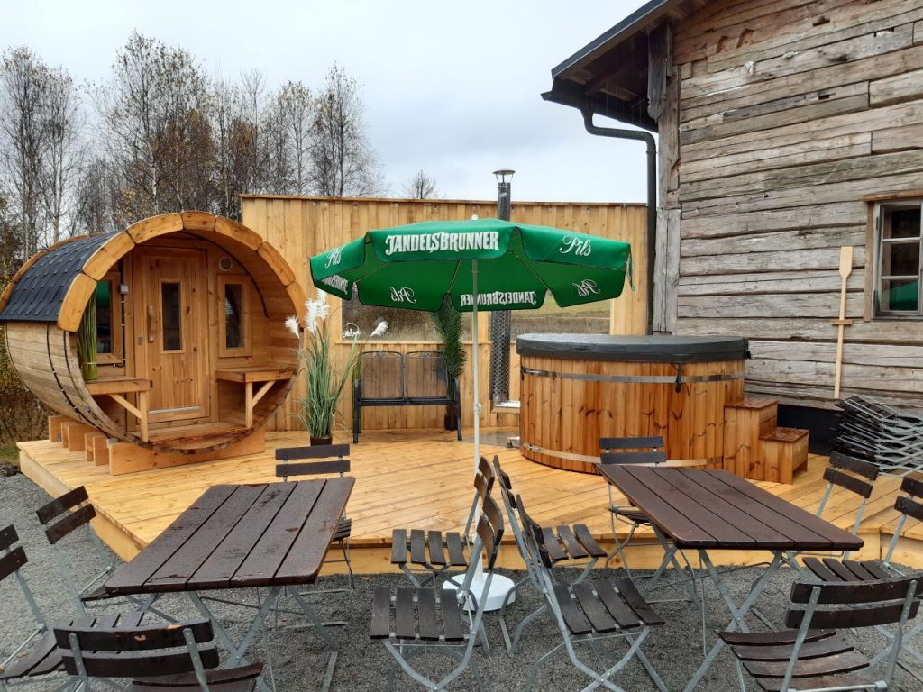 Große Terrasse und Sauna im Außenbereich der urigen Selbstversorgerhütte