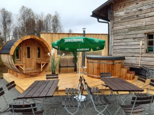 Große Terrasse und Sauna im Außenbereich der urigen Selbstversorgerhütte