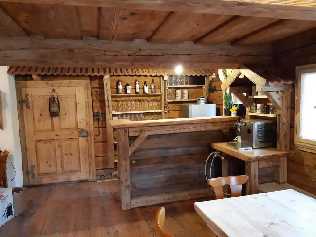 Vollständig eingerichtete Küche der Selbstversorgerhütte Winklbauerhaisl