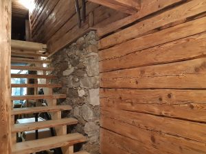Flur mit Holz- und Steinwänden in der Winklbauerhaisl Hütt’n